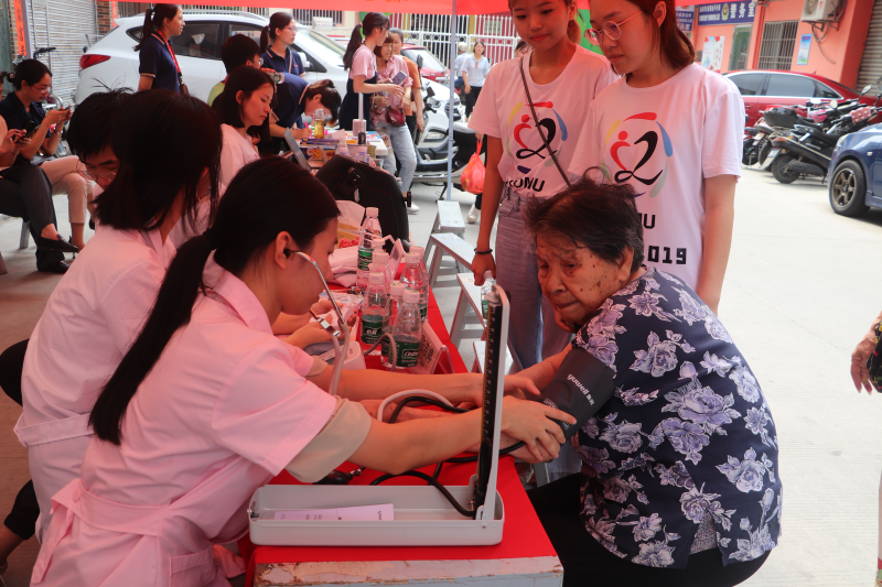 护士为社区市民测量血压