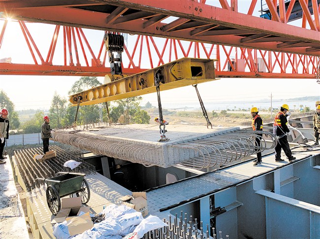 中阳大道中砂大桥首块桥面板完成吊装