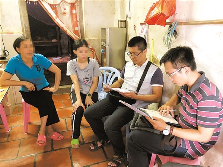 记者与濠江区教育局工作人员到贫困学子家中探访