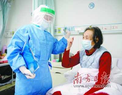 在首批广东驰援湖北武汉医疗队对口支援的汉口医院，医护人员与患者互相加油打气。南方日报特派记者 卞德龙 徐昊 摄